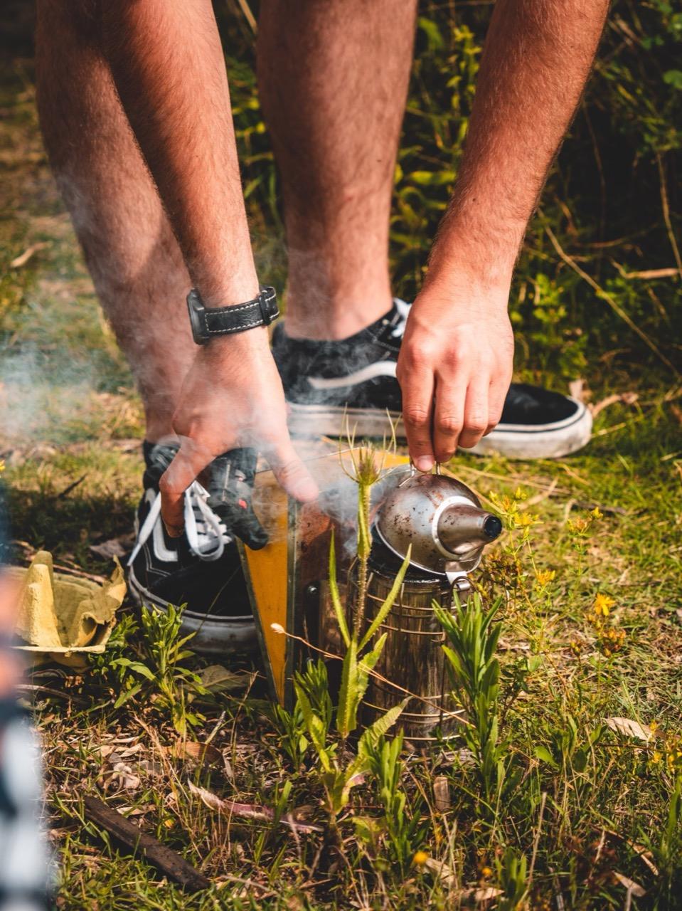 Der Smoker wird im Gras angezündet